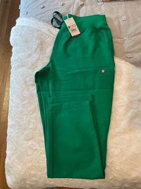 FIGS Yola high waisted skinny scrub pants in Evergreen.